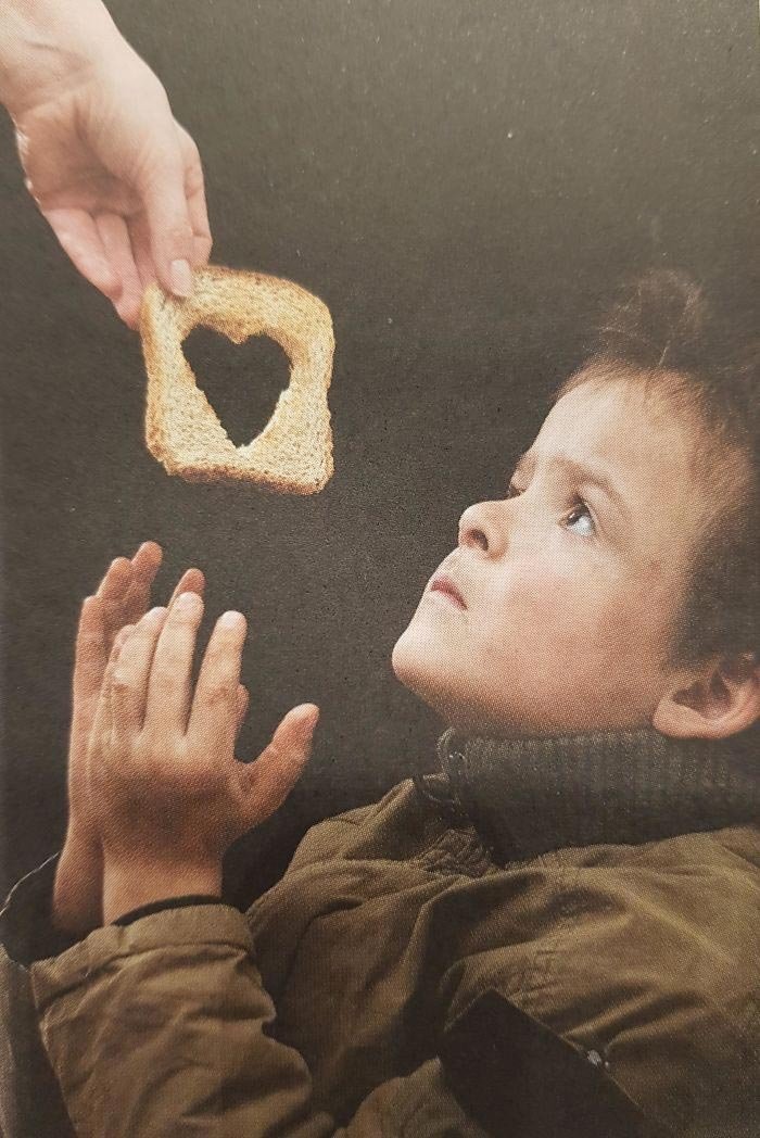 Давайте вырежем огромную дырку в хлебе прежде, чем отдадим его бедным. Это покажет людям, как сильно мы о них заботимся