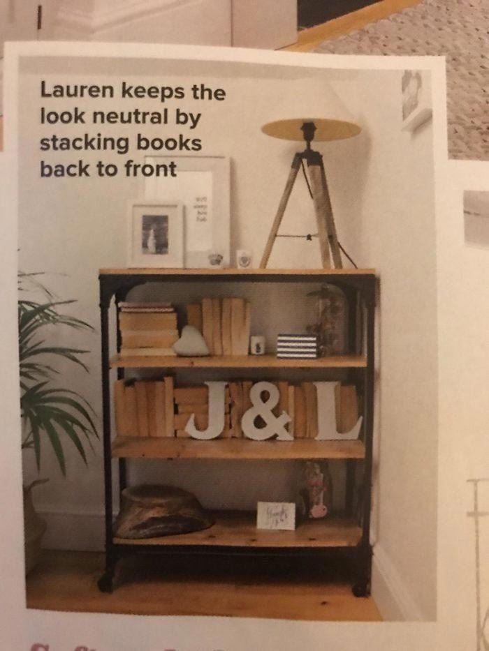 "Лорен сохраняет вид квартиры нейтральным, складывая книги обложками к стене". Мы не знаем Лорен, но она нам уже не нравится.