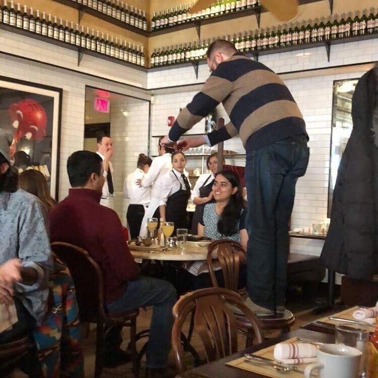 "Улыбнитесь, я сфотографирую вашу еду с риском упасть на неё с 1,5-метровой высоты"