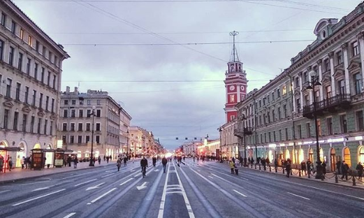 Петербуржцы гуляют по пустому Невскому проспекту