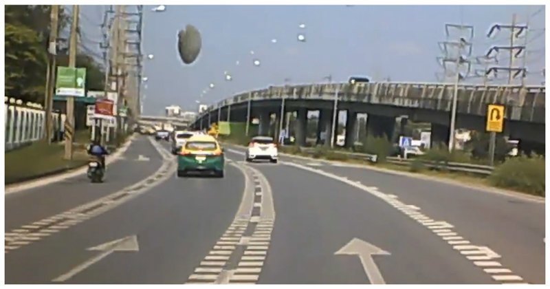 НЛО приземлился на трассу перед идущим автомобилем: видео