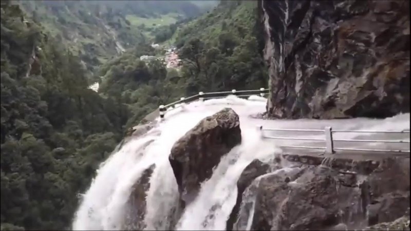 Опасная горная дорога с водопадом в Непале