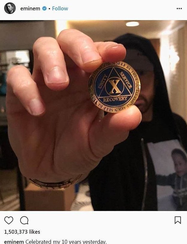 22 апреля музыкант продемонстрировал в Instagram* медальон, которую он получил за ведение трезвого образа жизни в течение 10 лет
