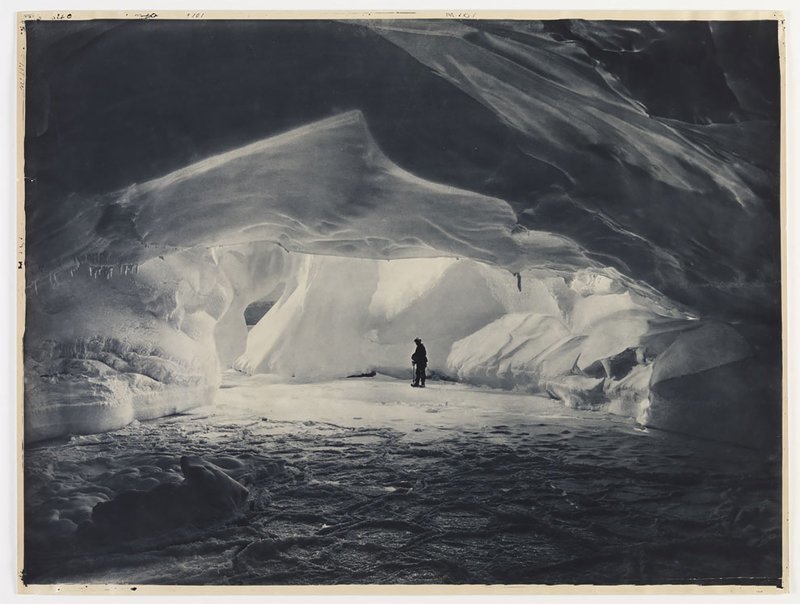 Ледяная пещера в заливе Содружества, приблизительно 1912 год