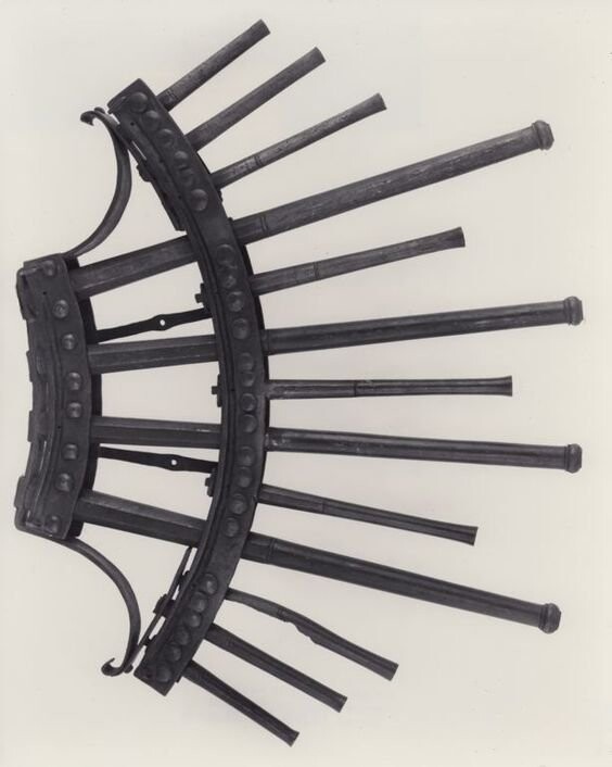 13-ти ствольная пушка, орган с дуговым обстрелом, из коллекции замка Энгельштайн (вероятно, XVI век). Стволы жёстко скреплены дуговыми креплениями, индивидуальное наведение по вертикали невозможно.