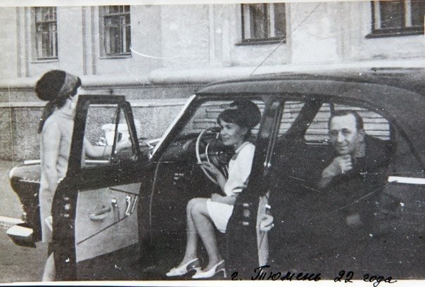 «Бабушка за рулём «Волги» в 1968 году»