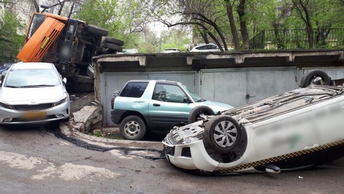 Мусоровоз раздавил припаркованные автомобили во дворе в Алматы