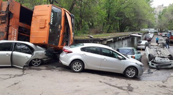 Мусоровоз раздавил припаркованные автомобили во дворе в Алматы