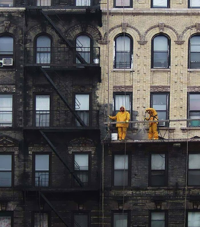 Один из домов Нью-Йорка отмывают от многолетнего слоя сажи 