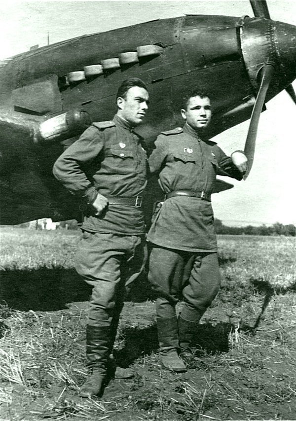 25. Cтарший лейтенант Иван Иванович Григорьев (1922 — 1945) с товарищем по эскадрилье у штурмовика Ил-2.