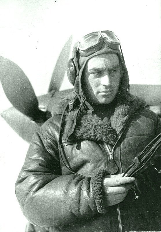 43. Летчик 175-го гвардейского штурмового авиаполка командир звена гвардии лейтенант Шота Иосифович Шургая на аэродроме у самолета Ил-2.
