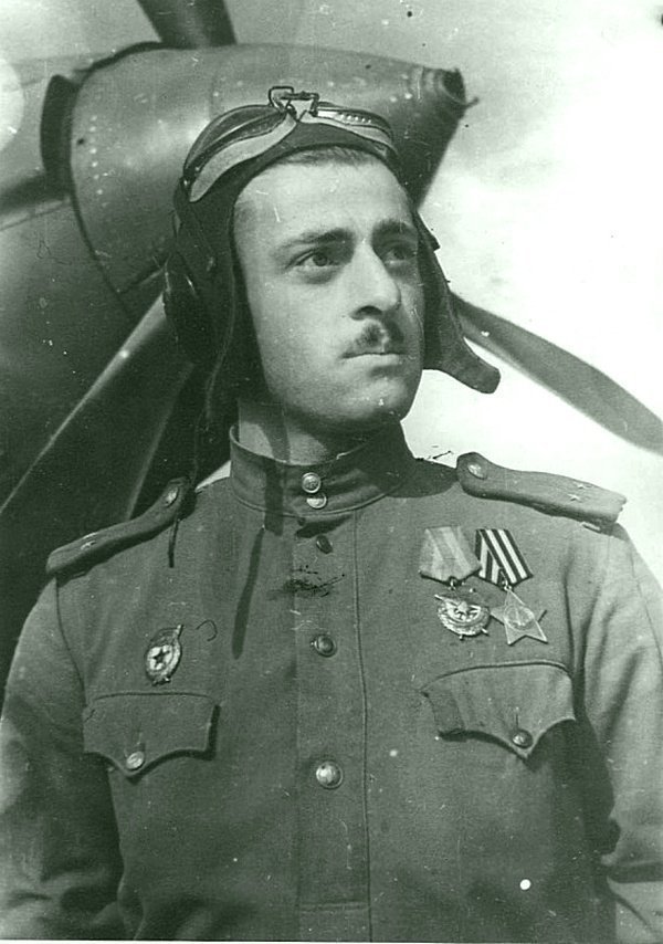 48. Летчик-штурмовик гвардии лейтенант Атар Константинович Джинчарадзе, совершивший 60 боевых вылетов, на фоне штурмовика Ил-2.