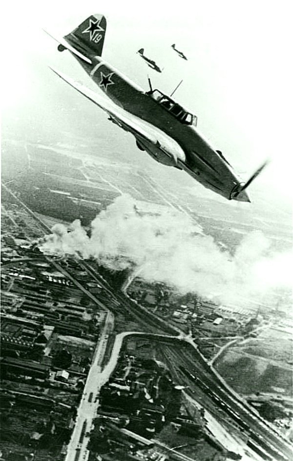 12. Звено штурмовиков Ил-2 140-го гвардейского штурмового авиационного полка в небе над Берлином.