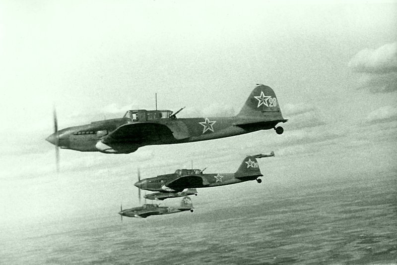 1. Звено штурмовиков Ил-2 из состава 6-го гвардейского штурмового авиаполка во время боевого вылета.