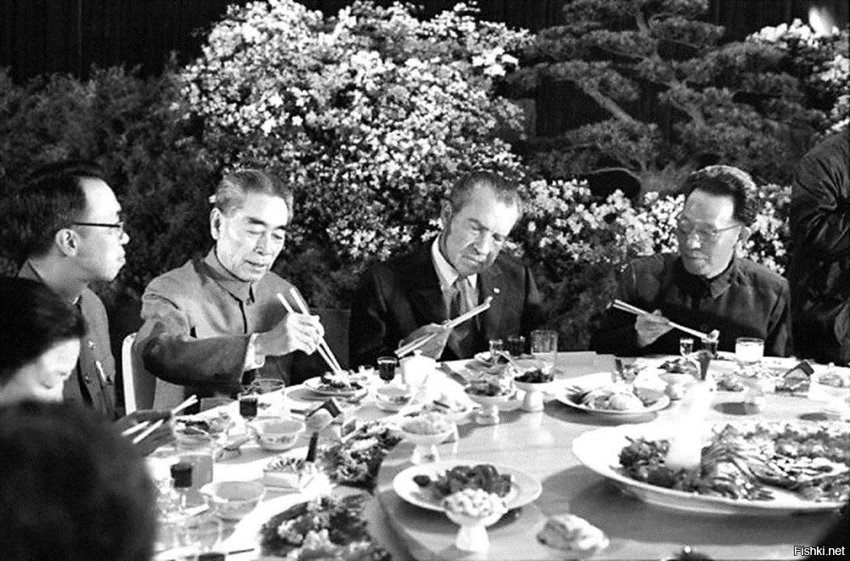 Президент США Ричард Никсон пытается обедать с китайским премьером Чжоу Эньлай
