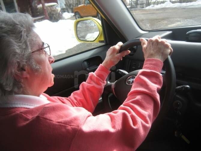 Настоящей рекордсменкой в 2010 году стала 104-х летняя американка, стаж вождения которой составляет 90 лет! Впервые Глэдис села за руль, когда ей было 15, а первые автомобильные права получила в январе 1925 года, поскольку ранее их просто не изобрели