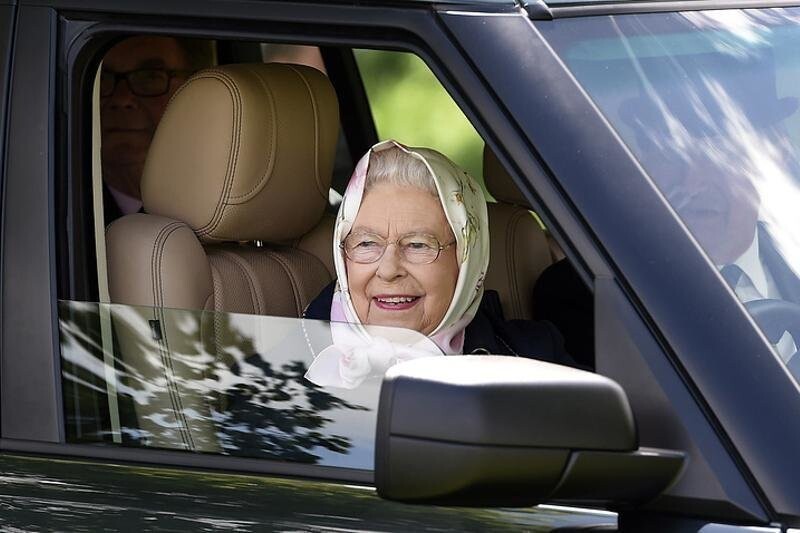 Стаж 76 лет  - королева Елизавета права села за руль автомобиля в 16 лет и с тех пор вождение одно из ее любимых дел.