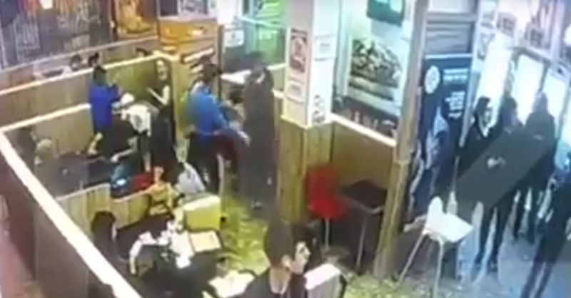 Охранник московского «Burger King» сломал палец дерзкому клиенту-рэперу
