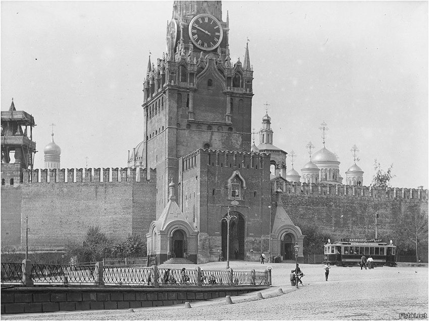 С 1909 по 1930 г по Красной Площади ходили трамваи