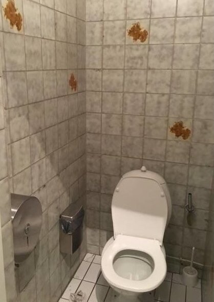 Ничего необычного, просто дизайнерская плитка в туалете