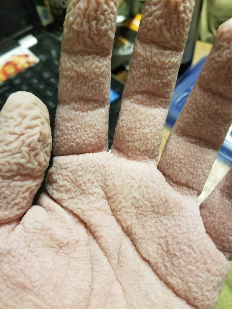 Пальцы мужчины, уснувшего в ванне.