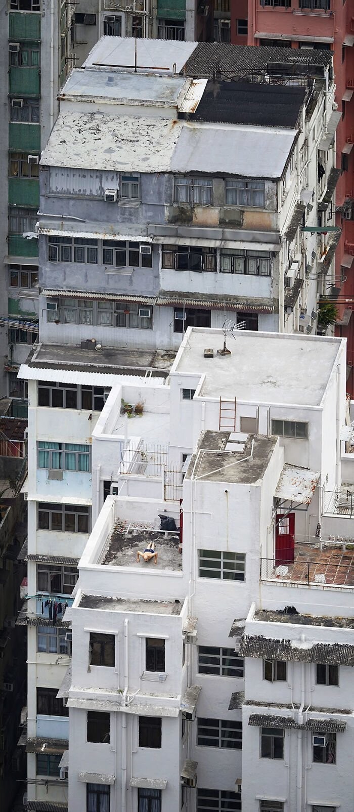 6. "Отжимания". Мужчина делает физические упражнения на крыше дома