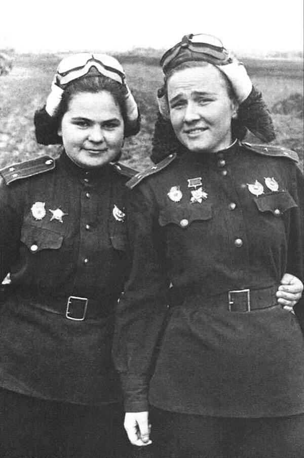 Надежда Попова (справа) и  Катя Рябова  - летчицы 46-го ночного бомбардировочного полк