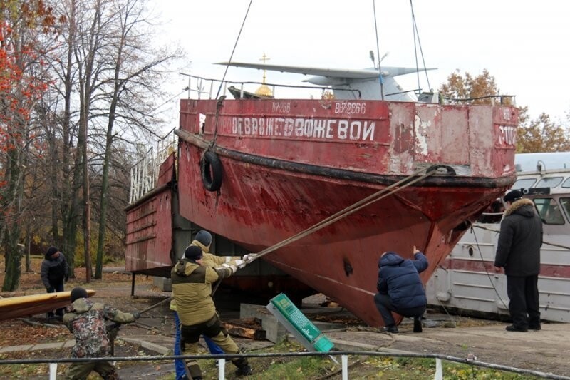 В Саратовском Парке Победы установили пожарный корабль «Сторожевой»