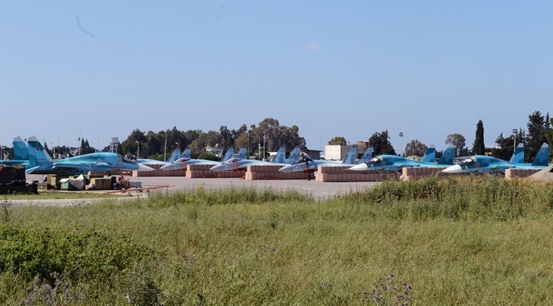Самолеты в укрытиях на Хмеймиме
