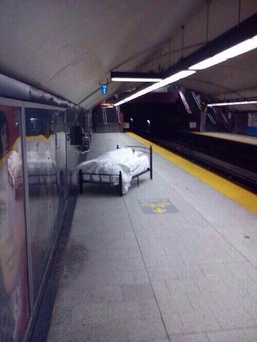 Кровать в метро