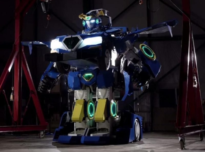  В Японии сделали робота-трансформера, который превращается в двухместный автомобиль