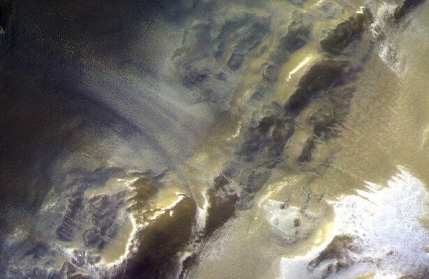 Получены первые цветные фотографии поверхности Марса 