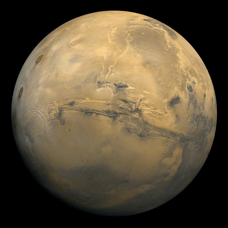 Получены первые цветные фотографии поверхности Марса 
