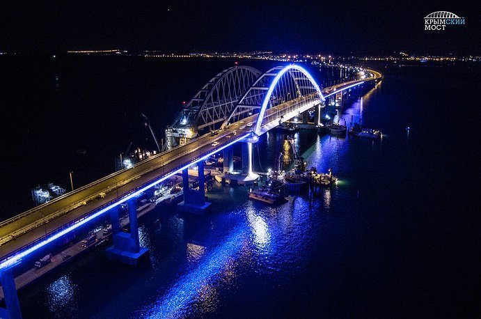 Строители испытали подсветку арки Крымского моста