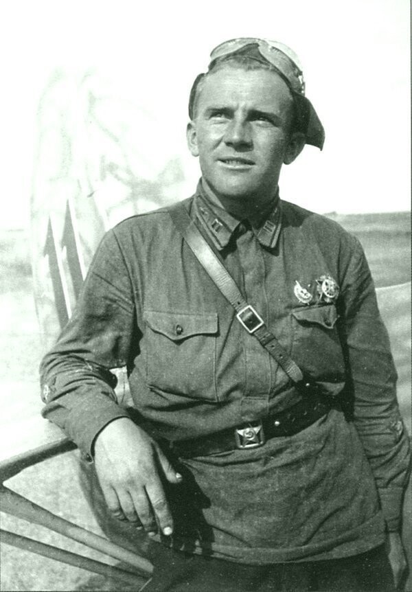 Комиссар 22-го истребительного авиаполка В.Н. Калачев у истребителя И-153 «Чайка».  Время съемки: сентябрь 1939.