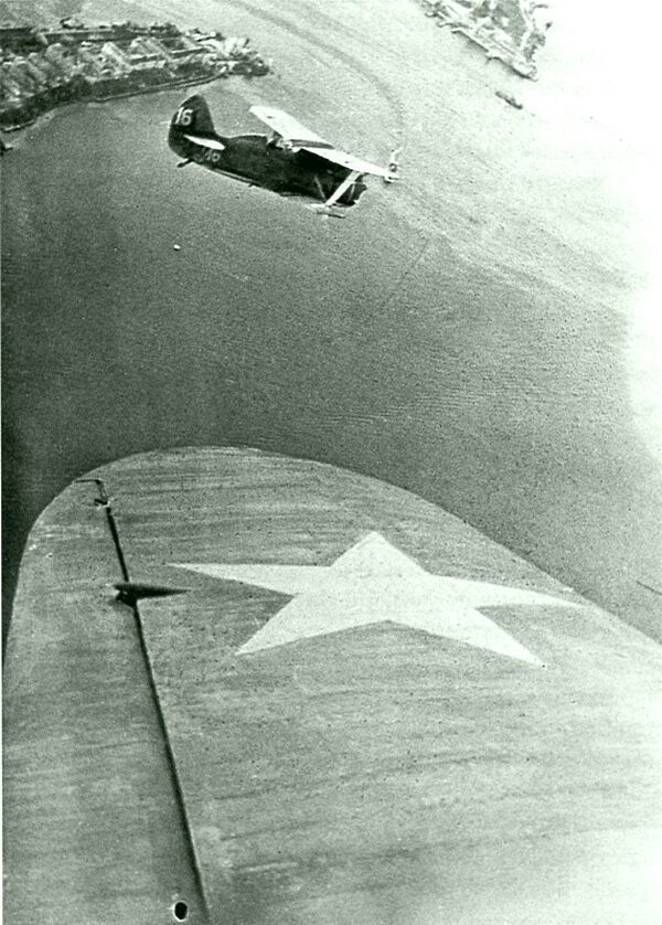 Советские истребители И-153 «Чайка» из 32-го истребительного авиаполка ВВС Черноморского флота в полете над Севастопольской бухтой. Время съемки: 1941. 