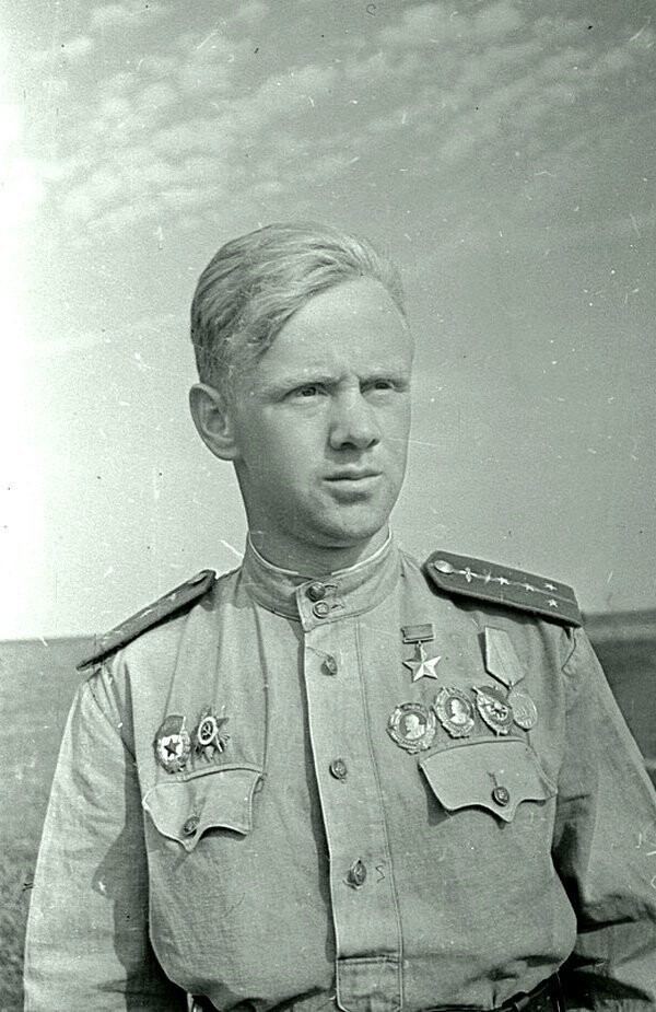 Герой Советского Союза гвардии капитан М. А. Гарам