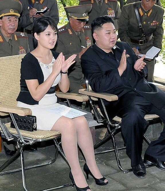 Жены руководителей двух Корей встретились лицом к лицу