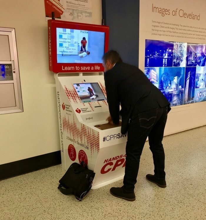 В аэропорту Кливленда вы можете попрактиковаться  непрямому массажу сердца, ожидая свой рейс