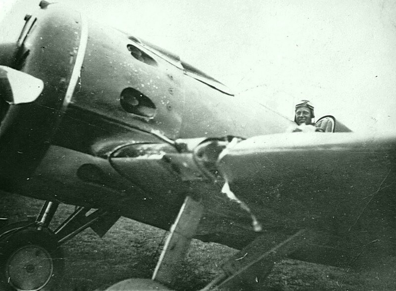 Командир эскадрильи 22-го ИАП Витт Скобарихин в кабине своего И-16 с поврежденным при таране крылом. Время съемки: июль 1939.  