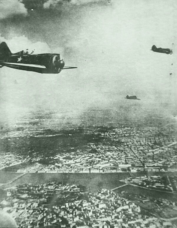 Звено советских истребителей И-16 в полете над Ленинградом. 1941 — 1942 гг.
