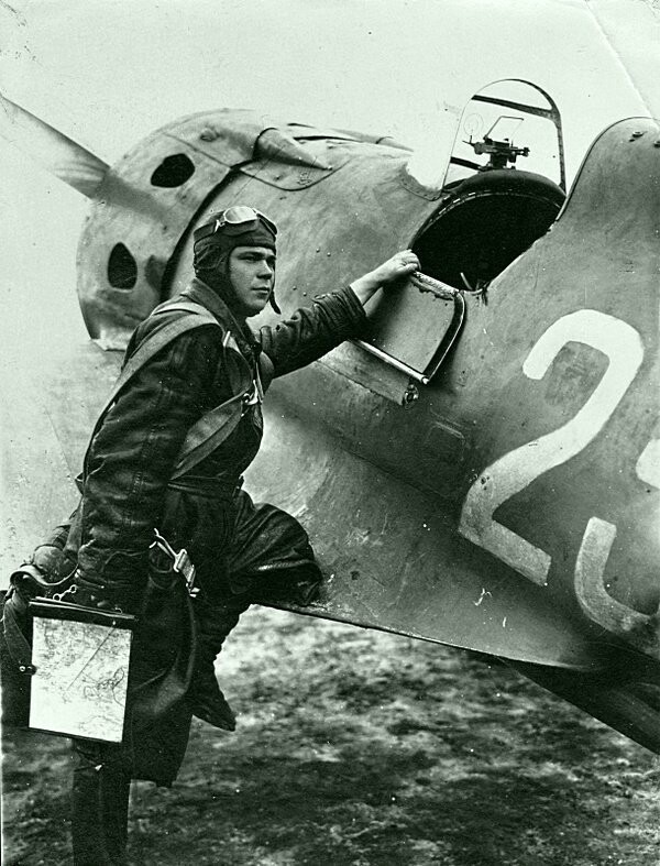 Командир звена 145-го истребительного авиаполка старший лейтенант Виктор Петрович Миронов (1918—1943) у истребителя И-16.  Место съемки: Шонгуй, Мурманская область. 