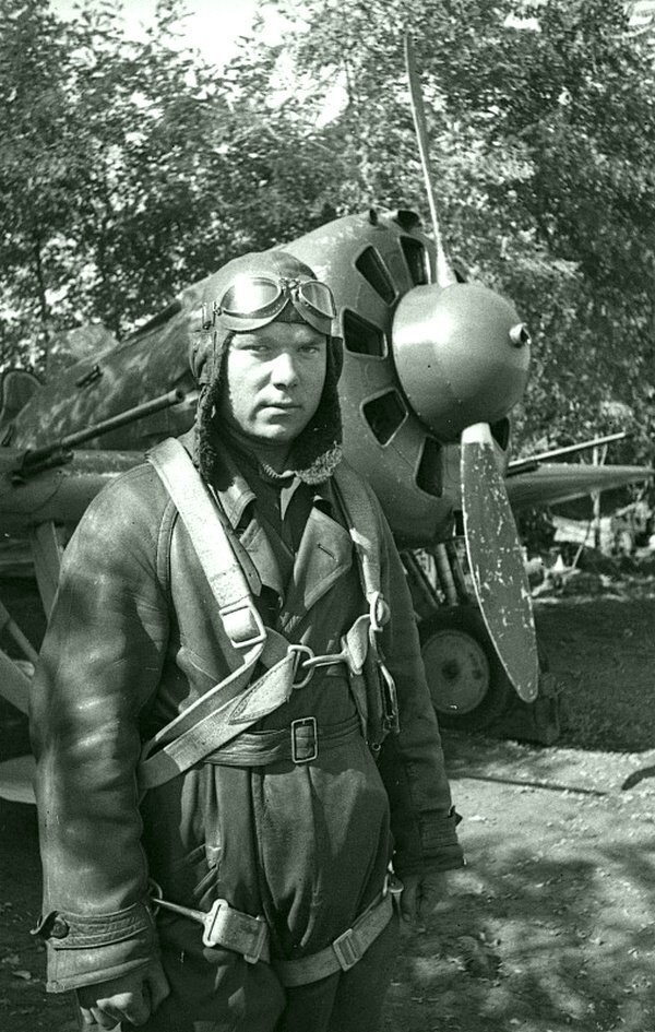 Командир звена 8-го истребительного авиационного полка 62-й истребительной авиационной бригады ВВС Черноморского флота лейтенант М.А. Дмитрусенко у истребителя И-16. Время съемки: 1941. 