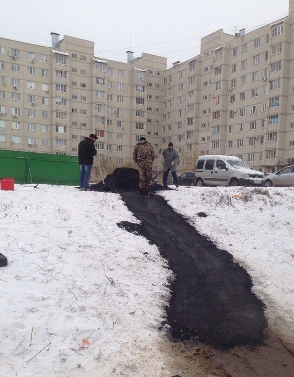 В России так много дармового асфальта, что зимой из него делают горки
