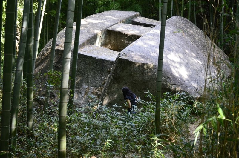 Одним из самых масштабных в парке является монолит Masuda Iwafune, длина которого составляет 11 метров, ширина – 8 метров, а высота – 4,7 метра