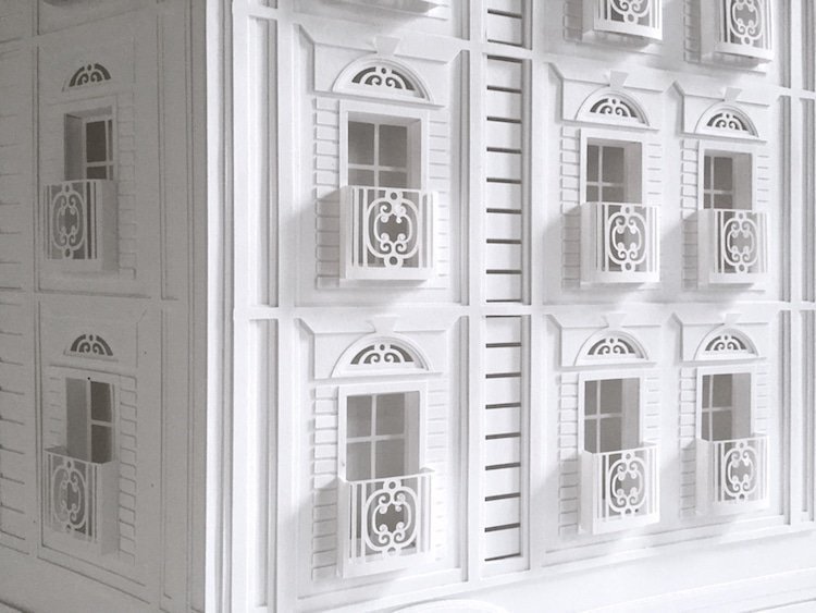 Архитектор строит из бумаги парижские мансарды