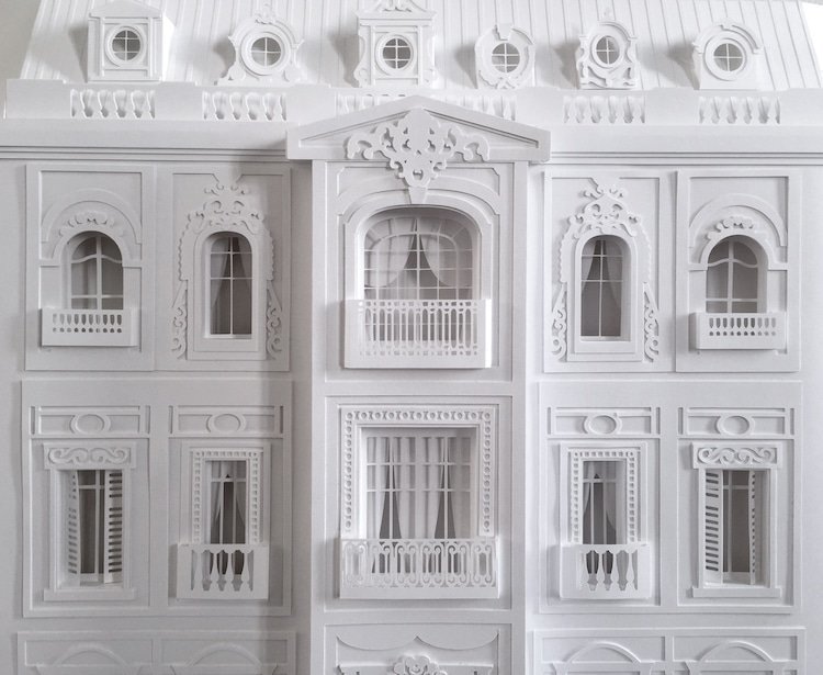 Архитектор строит из бумаги парижские мансарды