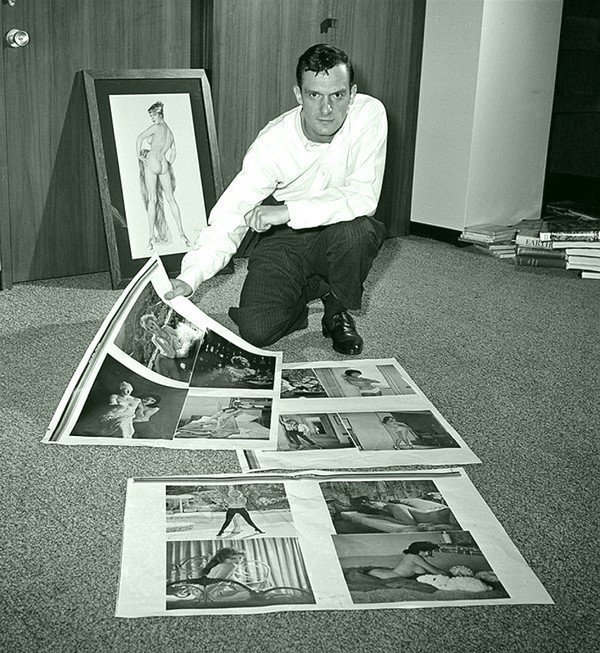 Хью Хефнер отбирает фотографии для очередного номера журнала Playboy.
