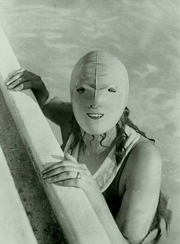 Маска для лица  Эта маска 1925 года кажется удобной, она наверняка сохранит ваш макияж на месте. Почему такие маски не существуют в наши дни?