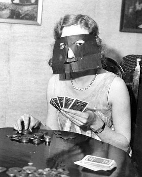 Маска покерфейса. Изобретена неизвестным гением еще в 1932 году !!